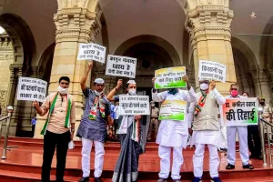 उप्र: विधानसभा परिसर में कांग्रेस का हंगामाा, धरने पर बैठे विधायक