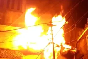 बरेली: पर्स गोदाम में तीसरी मंजिल में लगी आग, बाजार में मची अफरा तफरी