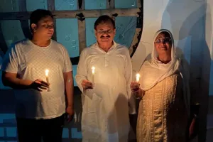 अमरोहा: बेरोजगारी पर विधायक महबूब अली ने परिवार संग मोमबत्ती जलाकर जताया विरोध