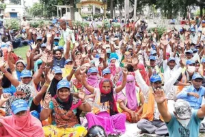 अयोध्या: अपनी मांगों को लेकर धरने पर बैठे सफाईकर्मी, आश्वासन पर माने