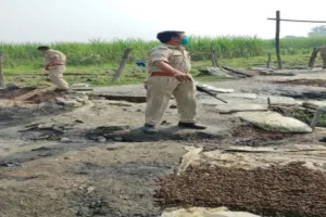 अयोध्या: अवैध कच्ची शराब के खिलाफ पुलिस का अभियान, भागे कारोबारी