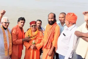 अयोध्या: हिंदू महासभा ने बाबरी विध्वंस के आरोपी संतोष दुबे का किया स्वागत
