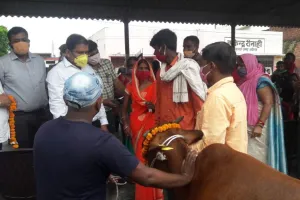 अयोध्या: कुपोषित बच्चों के माता-पिता को शासन से मिलीं गाय