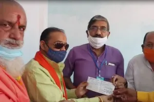 अयोध्या: विश्व हिंदू महासंघ ने मंदिर निर्माण के लिए सौंपा दो लाख 22 हजार का चेक