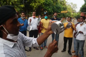 बरेली: छात्र नेताओं ने कैंपस में थाली बजाकर मांगा रोजगार