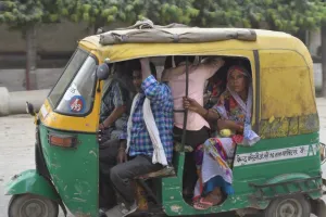 बरेली: ठूंस के भर रहे सवारी और किराया भी ले रहे दोगुना