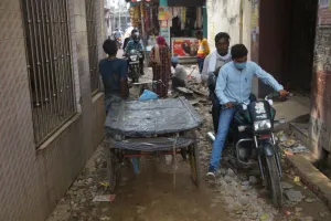 बरेली: गांव से बदतर स्मार्ट सिटी का हाल, न पानी न चलने को सड़क