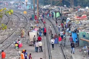दिल्ली में रेलवे लाइन के किनारे की झुग्गियां फिलहाल नहीं हटेंगी