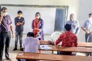 लखनऊ: जिलाधिकारी ने आरओ व एआरओ के परीक्षा केंद्रों का किया औचक निरीक्षण