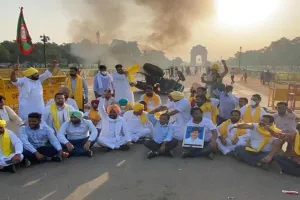 पंजाब युवा कांग्रेसियों ने इंडिया गेट के पास ट्रैक्टर में लगाई आग, पांच हिरासत में