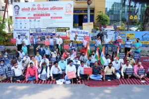 मुरादाबाद: स्कूल की फीस माफी को भूख हड़ताल पर बैठे अभिभावक