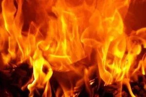 कोलकाता में बस्ती में लगी आग, सैकड़ों झुग्गियां जलकर राख