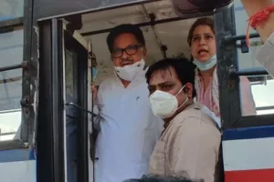 उप्र सरकार के खिलाफ प्रदर्शन करते पीएल पूनिया सहित सैकड़ों कार्यकर्ता गिरफ्तार