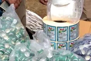 गोरखपुर: गौशाला की आड़ में चल रहा था नकली शराब बनाने का अवैध कारोबार