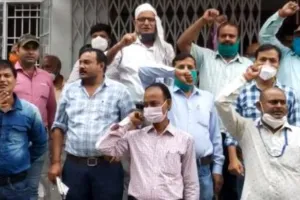 गोरखपुर: प्रधान डाक कर्मियों ने कर्मचारियों की विरोधी नीतियों को लेकर किया प्रदर्शन