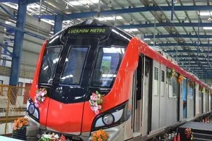 लखनऊ की पटरी पर एक बार फिर दौड़ी मेट्रो