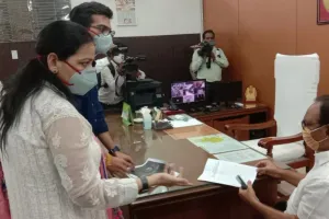 मुरादाबाद: डीपीआरओ की पत्नी ने जिलाधिकारी से की पति के खिलाफ कार्रवाई की मांग