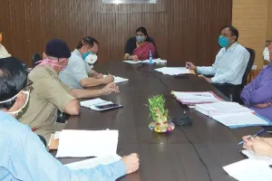 रूद्रपुर: दूसरे राज्यों के लिए बसों के संचालन से पहले जिलाधिकारी ने ली बैठक