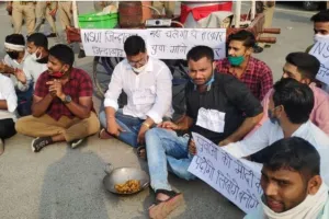 बरेली: छात्रों ने पकौड़े बेचकर किया सरकार की नीतियों का विरोध