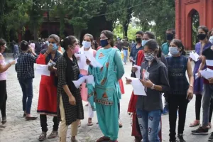 बरेली: परीक्षा केंद्रों की तैयारी चौपट, सैनेटाइजर रखा न चलाए कैमरे