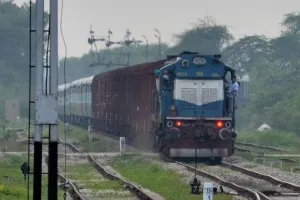 ‘रेल रोको’ आंदोलन को देखते हुए रेलवे ने कई ट्रेनों को किया रद्द