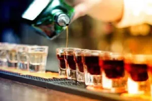 उप्र: लंबे समय बाद गुलजार हुये बार, लौटी रौनक