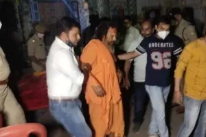 अयोध्या: आमरण अनशन पर बैठे महंत परमहंस दास को पुलिस ने जबरन उठाया