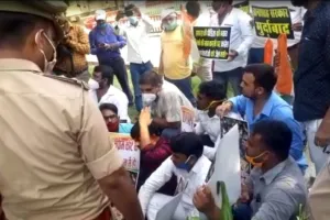 अयोध्या: हाथरस डीएम को बर्खास्त करने की मांग को लेकर कांग्रेस का प्रदर्शन