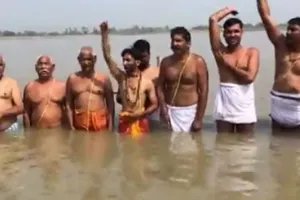 अयोध्या: भूमि अधिग्रहण के मुआवजे को लेकर आर-पार की लड़ाई का लिया संकल्प