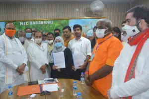 बाराबंकी: प्रभारी मंत्री ने सहायक अध्यापकों को बांटे नियुक्ति पत्र