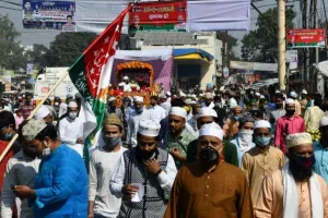 बरेली: सकलैन मियां ने बशीर मियां दरगाह पर पेश की चादर