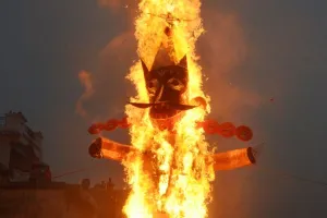 बरेली: रावण का हुआ वध, जय श्रीराम के जयकारों से गूंजा पंडाल