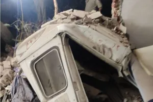 दिल्ली: सरिया से लदा ट्रक फर्नीचर फैक्ट्री में घुसा, दो की मौत