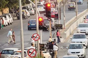 दिल्ली में प्रदूषण से जंग: रेड लाइट पर गाड़ी बंद करने की अपील