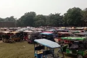 शाहजहांपुर: वाहन स्टैंड पर जबरन वसूली के विरोध में नहीं चले ई-रिक्शे