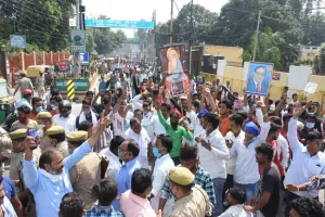 मुरादाबाद में हाथरस की बेटी को न्याय दिलाने सड़क पर उतरे लोग, कई जगह लगाया जाम, बाजार कराए बंद