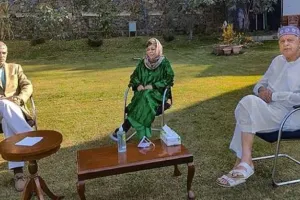 अनुच्छेद 370 पर आयोजित बैठक में शामिल हुए फारूक अब्दुल्ला और महबूबा मुफ्ती