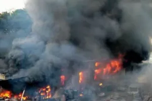 कानपुर की पेंट फैक्ट्री में लगी भीषण आग, धमाकों से इलाके में दहशत