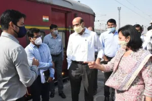 रेलवे के नए जीएम ने लखनऊ-गोरखपुर रेलखंड का किया विंडो ट्रेलिंग निरीक्षण
