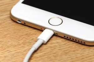 बरेली: सार्वजनिक स्थानों पर चार्ज न करें मोबाइल, चोरी हो सकता है डाटा