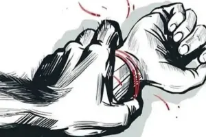 बलरामपुर: दुष्कर्म पीड़िता के परिजनों से मिले अधिकारी, सौंपा मुआवजा राशि का अनुबंध पत्र