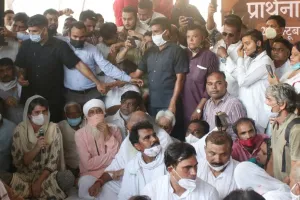 प्रियंका गांधी ने प्रार्थना सभा में कहा, पीड़ित परिवार को ये न लगे कि वह अकेला है