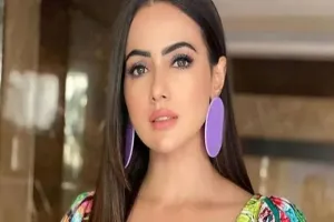 सना खान ने छोड़ी इंडस्ट्री, मानवता की सेवा को बताया लक्ष्य