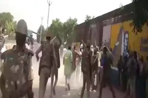 हाथरस: सपा कार्यकर्ताओं पर पुलिस का लाठीचार्ज, चंद्रशेखर का काफिला भी रोका