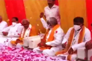 बलिया: उप्र भाजपा अध्यक्ष विधायक सुरेंद्र सिंह पर फूल बरसाते हुए कैमरे में कैद
