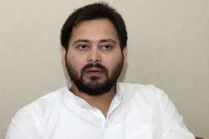 चुनावी रैली के दौरान तेजस्वी यादव पर फेंकी गई चप्पल