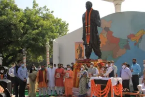 सीएम योगी और राज्यपाल आनंदीबेन ने किया सरदार पटेल की मूर्ति का अनावरण