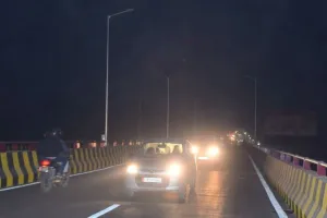 बरेली: शहर विधायक ने पुल शुरू कराया, सेतु निगम ने बत्ती गुल कराई