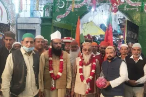 बरेली: शाहदाना वली दरगाह पर पहुंचा गागर का जुलूस