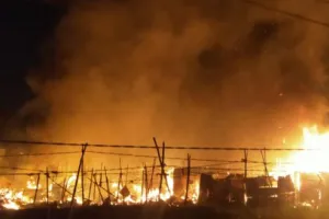 दिल्ली के कीर्ति नगर इलाके में लगी आग, 50 झोपड़ियां जलकर खाक